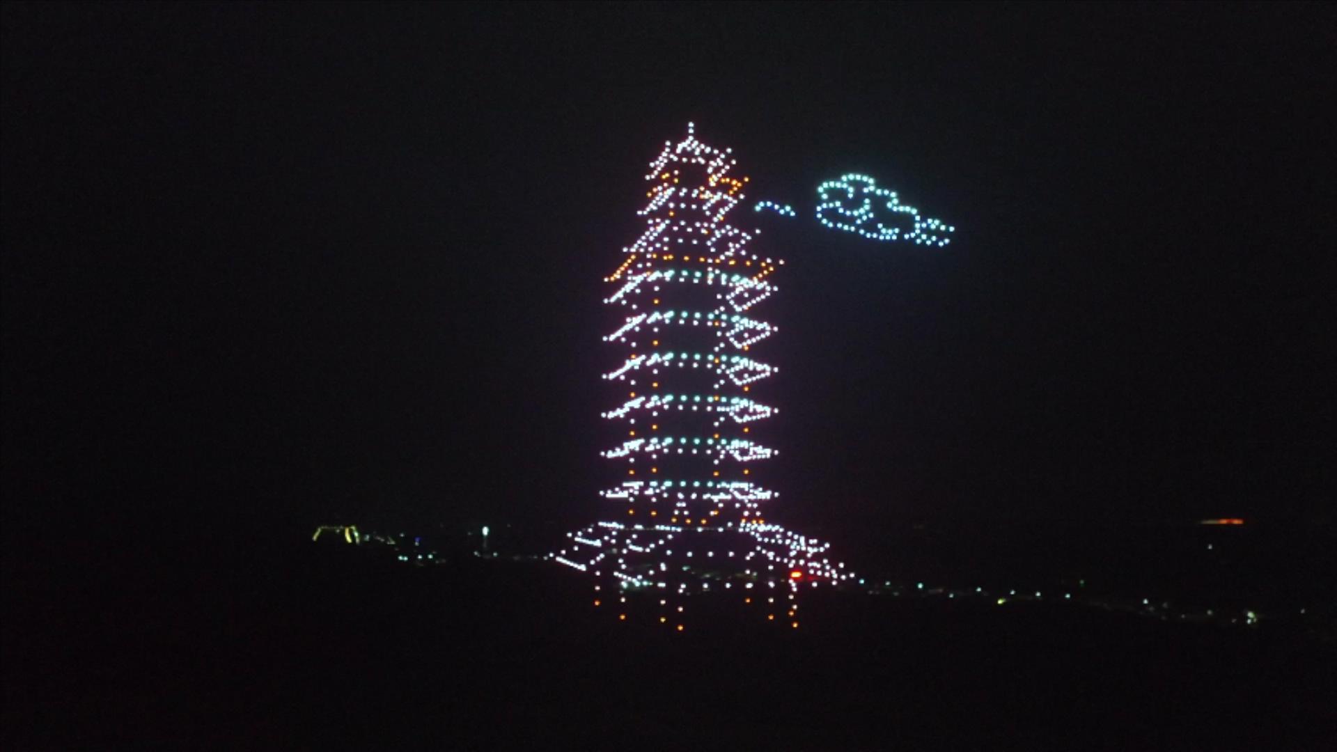 湖上無人機(jī)燈光秀 Drone light show on the lake